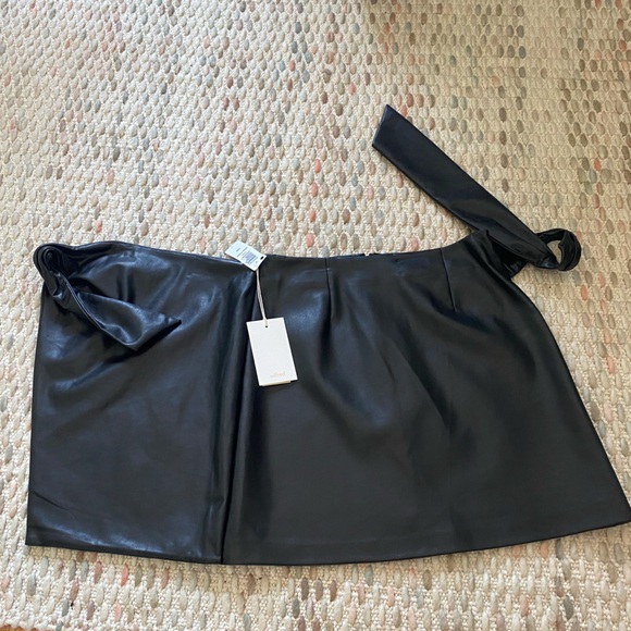 vegan leather miniskirt aritzia - Picture 6 of 6